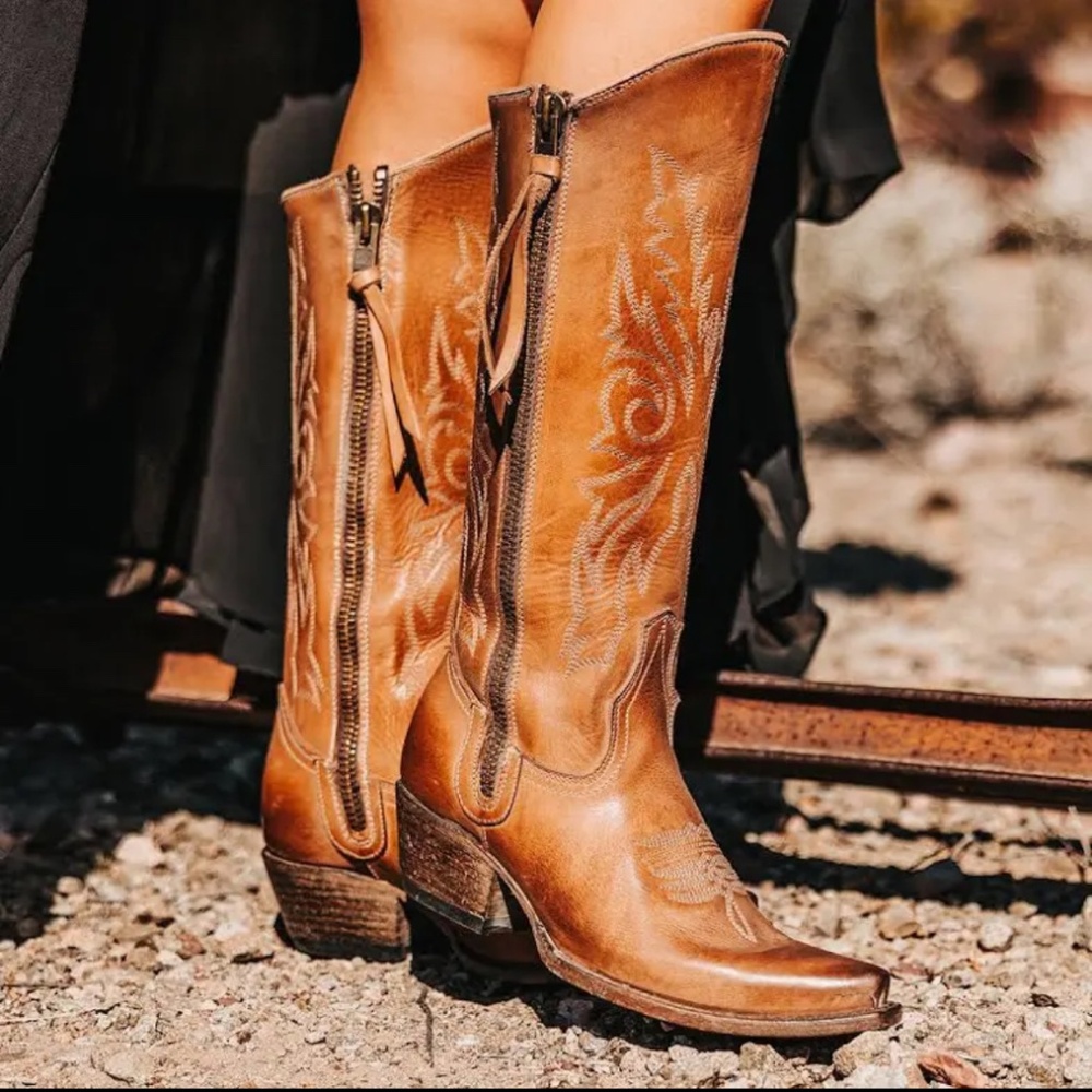 like new freebird wolfgang boot in taupe size 8